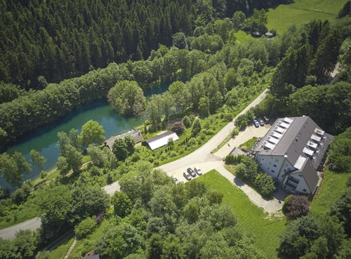 Hier sehen wir ein Luftbild vom Waldhaus mit See Willingen von oben.