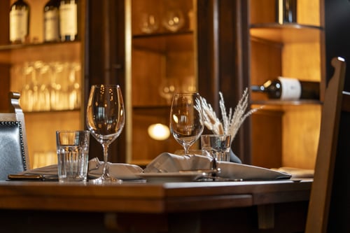 Landgasthof Drei Könige, Entlebuch – stilvoll gedeckter Tisch im Gourmet-Restaurant mit warmer Atmosphäre für genussvolle Mehrgangmenüs und besondere Abende.