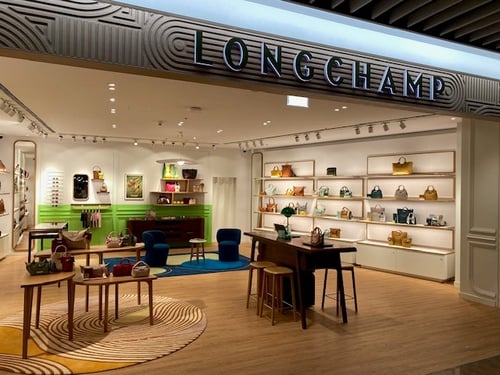 Longchamp boutique Wien Flughafen - Vienna Airport Store - side view