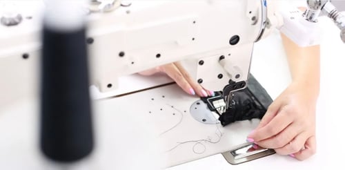 Hinter jedem unserer Stücke steht kompromisslose handwerkliche Sorgfalt. In unserem Atelier setzen wir bewusst auf hochwertige Industrie-Nähmaschinen: Eine Kombination aus spezialisierter Technik und bewährten, charakterstarken Klassikern. Diese Masc