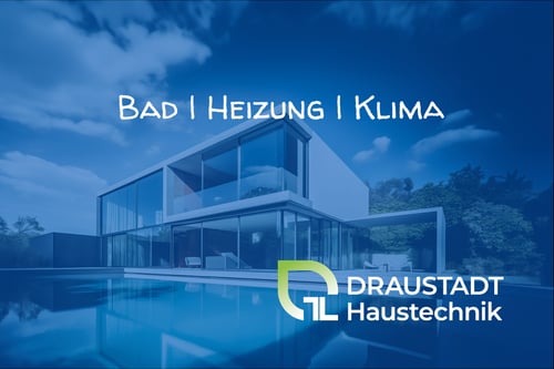 Modernes Haus mit Pool hinter blautransparentem Vordergrund
