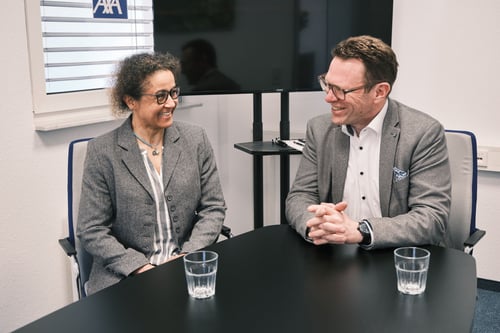 Heike und Oliver im Besprechungsraum der AXA & DBV Versicherung Oliver Kraatz