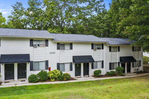 Apartment building at The Oaks Gate City in Greensboro, NC