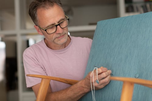 der Innendekorateur bei der Arbeit