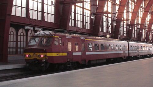 A train stopped at a platform in a train station.