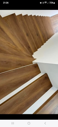 Treppentritte mit Parkett verkleidet
