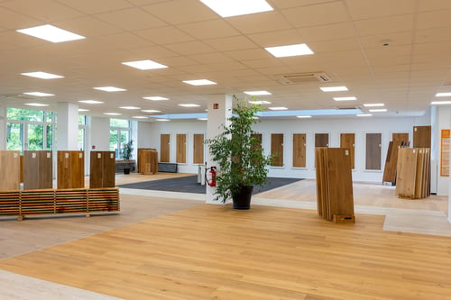 Bembé Parkett Ausstellung mit großen Mustern an Bodenbelägen