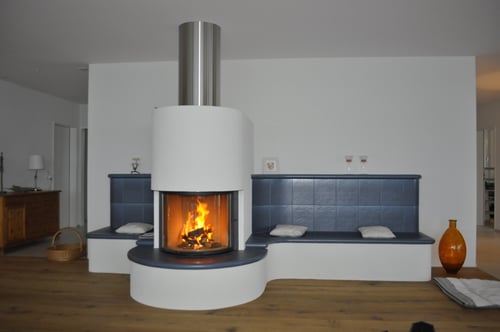 Cheminéeanlage mit Sitzbank