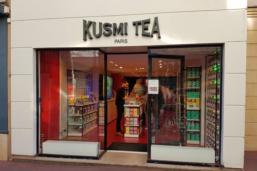 Votre boutique Kusmi Tea Rouen propose une large gamme de thés et infusions bio Made in France ainsi que des coffrets cadeaux et accessoires à thé.
