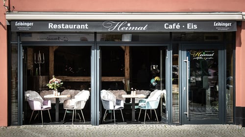Das moderne Restaurant in historischen Gemäuern... Wir befinden uns mitten auf dem Marktplatz auf der Lindauer Insel, am Bodensee. 

Das Restaurant in dem einheimische und touristische Gäste zusammen kommen und die Zeit auf der wundervollen Insel genießen.