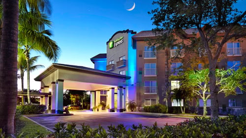 Welcome to our hotel located in the heart of Downtown Naples, FL.