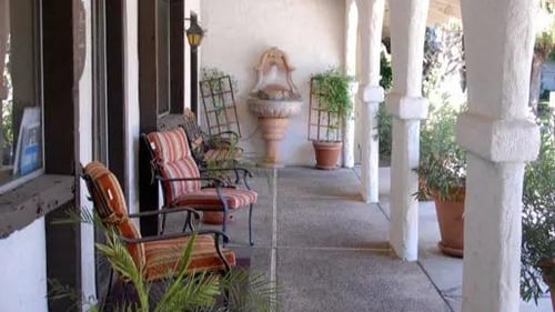 outdoor porch at casa del rio apartments in Fresno, CA