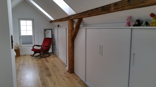 Kniestockschrank