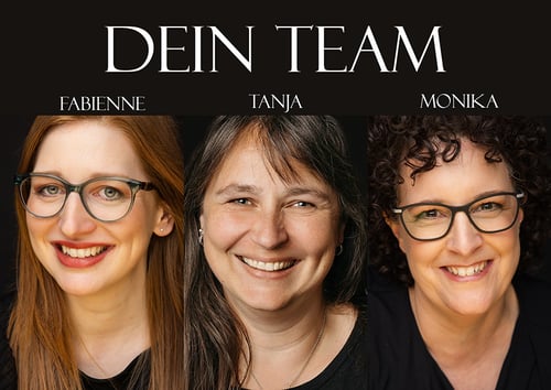 Fabienne, Tanja und Monika – ein Team, das euch mit Herz und Gelassenheit durch euer Portrait-Erlebnis begleitet. Wir gestalten Artwork, die Liebe, Nähe und Verbundenheit im Zuhause spürbar verankert.