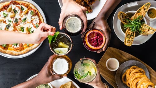 At Yard House, enjoy classic American fare with more than 100 dishes made from scratch, including pizzas, burgers, salads and more. Call or order online today.