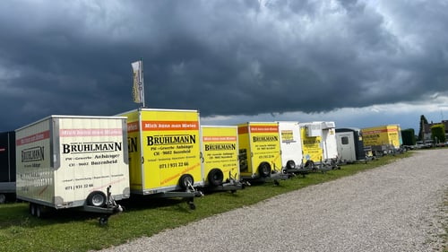 Vor dem Sturm. Bereiten Sie sich auf jedes Abenteuer vor, unsere Anhänger zur Vermietung stehen bereit, egal ob für Umzug, Transport oder Freizeit. Schnell, zuverlässig und sofort verfügbar!  🚚 Jetzt mieten und sorgenfrei losfahren!