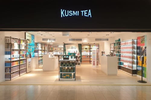 Votre boutique Kusmi Tea Amiens propose une large gamme de thés et infusions bio Made in France ainsi que des coffrets cadeaux et accessoires à thé.