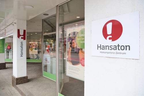 Hansaton Hörkompetenz-Zentrum Hauptplatz 1, Amstetten von rechts kommend