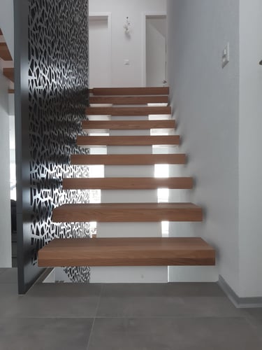 Escalier en bois avec balustrade