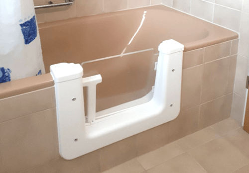 Nachträglich in die bestehende Badewanne eingebaut