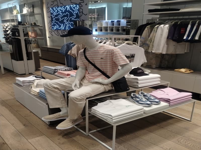 Close Up - Store