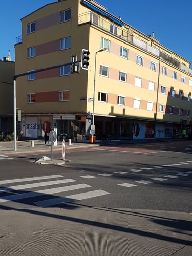 Hansaton Hörkompetenz-Zentrum Wienerstraße 10, Schwechat von der gegenüberliegenden Straßenseite kommend
