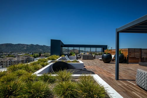 rooftop deck and lounge at legendary glendale apartments in glendale, CA