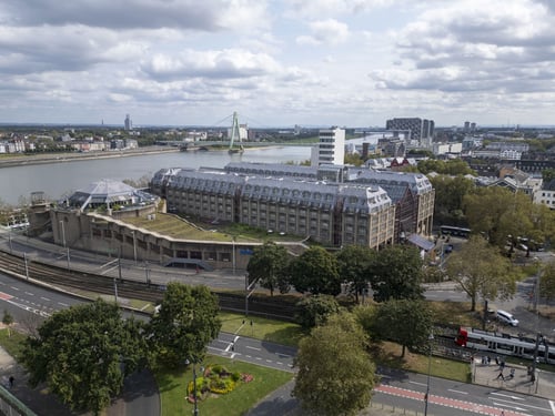 Außenansicht von oben des Maritim Hotel Köln. Direkt am Rhein.
