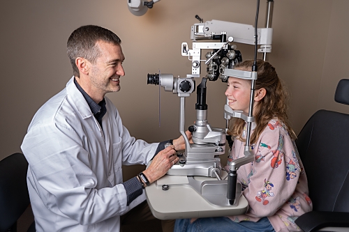 Dr. Reinholt using the slit lamp