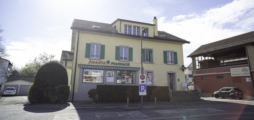 bâtiment-de-la-pharmacie-amavita-chavornay
