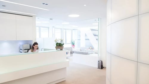 Empfang der Fachzahnarztpraxis VUNDER ORTHODONTICS in Zürich Stadelhofen