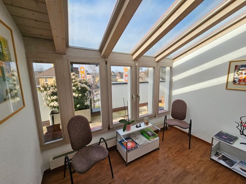 Wartebereich GESUNDHEITSPRAXIS Schlozer Physiotherapie Arlesheim