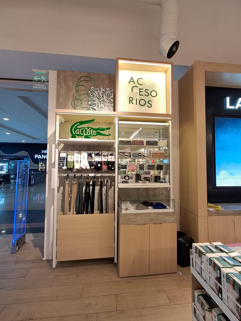 Close Up - Store