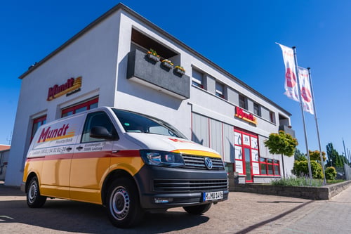 Haustechnik Monteurwagen parkt vor dem Firmengebäude von Mundt Haustechnik in Laatzen