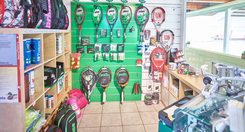 Der Sportshop Widnau bietet eine gute Auswahl an Tennisrackets vor allem der Marke Babolat. Auch gibt es einen professionellen Bespannungsdienst mitüber 40 Jahren Erfahrung. Bälle und Accessoires runden das Angebot ab.