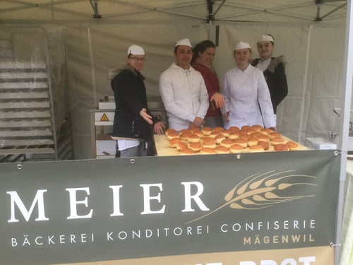 Berliner backen vor dem Laden