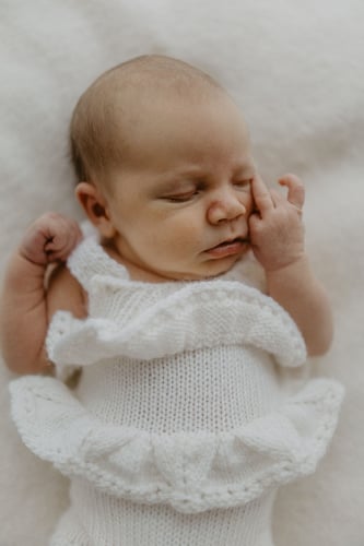 Babyglück - Neugeborene - Babyfoto - natürliche Babyfoto - Tageslichtstudio - ungestellte Bilder - Familienglück - glückliches Baby - schlafendes Baby - stressfreies Fotoshooting - Geburtenkarten - Fotoprodukte - Styling nach Geburt
