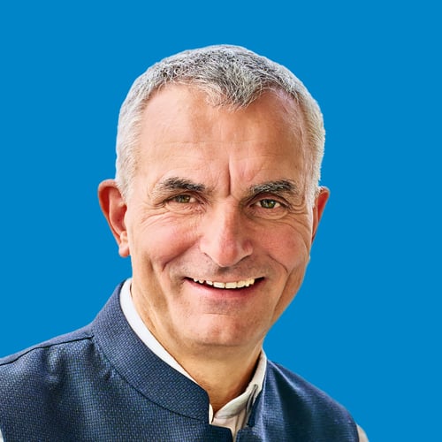 das Profilbild des Immobilienmaklers Thomas Franck aus Schwerin auf blaue Hintergrund