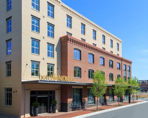 Alexandria hotel located minutes away from DCA and I-495