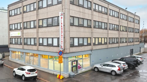Ulkokuva nelikerroksisesta rakennuksesta, jonka alakerrassa Tarmola toimii.