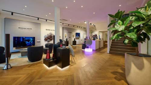 Bang & Olufsen Poulissen. Foto gemaakt vanuit ingang winkel.