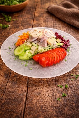 Wurst-Käsesalat garniert mit frischen Salaten.