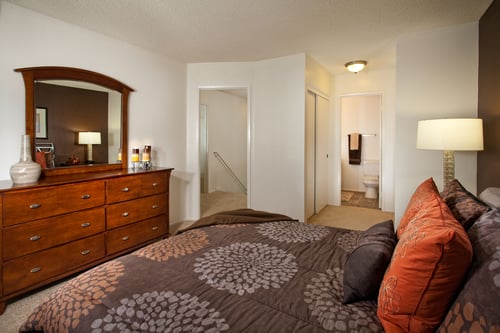 Linden Court - Bedroom with Vanity