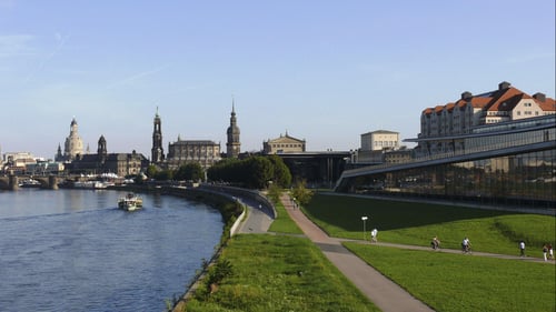 Außenansicht vom Maritim Hotel Dresden direkt an der Elbe.