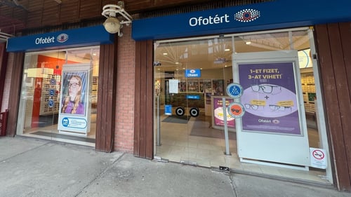 Ofotért üzlet bejárata Debrecenben, a Kálvin téren, üvegportálos homlokzattal és utcafronti kirakattal.
