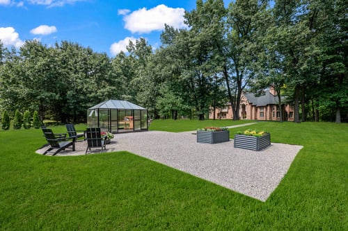 Tranquil outdoor area at Rushton Recovery surrounded by lush foliage.