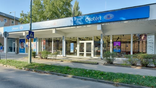 Ofotért üzlet homlokzata Tatabányán, a Komáromi utca 23. számnál.
