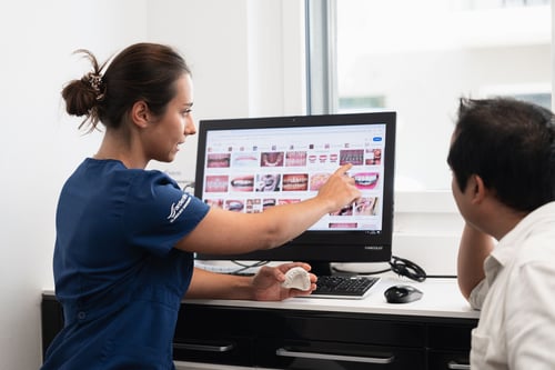 Consultation à la clinique dentaire Ardentis à Collombey, avec explication des traitements à l’aide d’outils visuels. Une approche claire et personnalisée pour accompagner chaque patient.