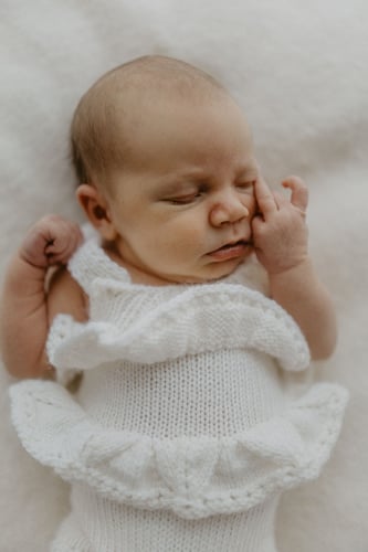 Babyglück - Neugeborene - Babyfoto - natürliche Babyfoto - Tageslichtstudio - ungestellte Bilder - Familienglück - glückliches Baby - schlafendes Baby - stressfreies Fotoshooting - Geburtenkarten - Fotoprodukte - Styling nach Geburt