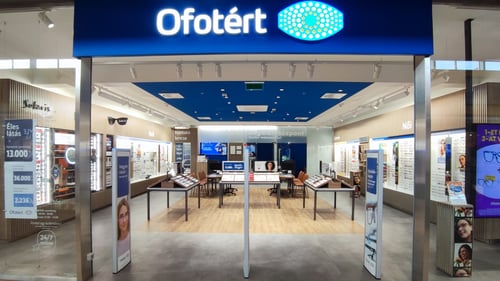 Ofotért üzlet bejárata Győrben, az Árkád bevásárlóközpontban, üvegportálos homlokzattal és modern belső térrel.